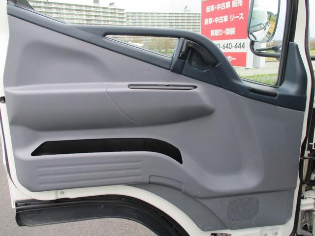 キャンター 2トン ワイド超ロング 全低床 5速MT 鳥居鉄板 荷台塗装 荷寸500-191-38 床板後ろ鉄板 ETC ロープ穴左右3ヶ所ずつ リアアオリ内側鉄板 左電格ミラー 150馬力 ABS ロープフック ターボ 取扱説明書 WL Wロング 2トン車 架装(29枚目)