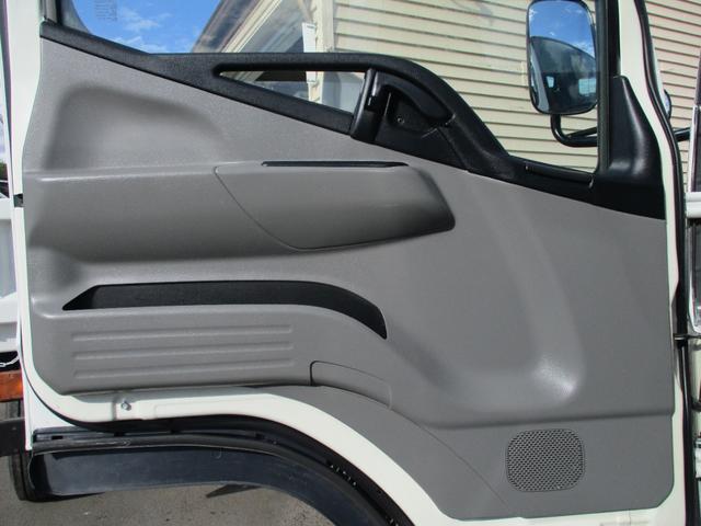 キャンター ２トン　ワイドロング　全低床　５速ＭＴ　床鉄板　ロープフック　荷寸４３４／１９０／３８　ロープ穴左右３箇所対　床フック左右３箇所対　左電格ミラー　取扱説明書　レベライザー　２トン平　２トンベース　２トン車　平　平車　ＷＬ　ワイド　ロング　架装（28枚目）