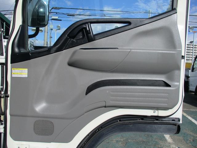 キャンター ２トン　ワイドロング　全低床　５速ＭＴ　床鉄板　ロープフック　荷寸４３４／１９０／３８　ロープ穴左右３箇所対　床フック左右３箇所対　左電格ミラー　取扱説明書　レベライザー　２トン平　２トンベース　２トン車　平　平車　ＷＬ　ワイド　ロング　架装（29枚目）