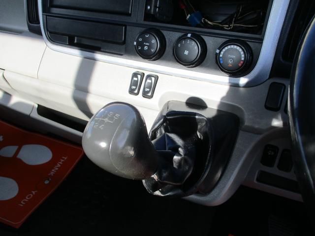 キャンター ２トン　ワイドロング　全低床　５速ＭＴ　床鉄板　ロープフック　荷寸４３４／１９０／３８　ロープ穴左右３箇所対　床フック左右３箇所対　左電格ミラー　取扱説明書　レベライザー　２トン平　２トンベース　２トン車　平　平車　ＷＬ　ワイド　ロング　架装（31枚目）