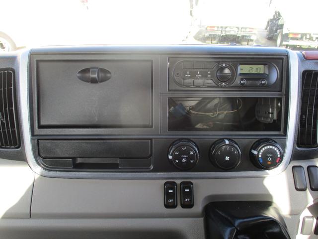 キャンター ２トン　ワイドロング　全低床　５速ＭＴ　床鉄板　ロープフック　荷寸４３４／１９０／３８　ロープ穴左右３箇所対　床フック左右３箇所対　左電格ミラー　取扱説明書　レベライザー　２トン平　２トンベース　２トン車　平　平車　ＷＬ　ワイド　ロング　架装（33枚目）