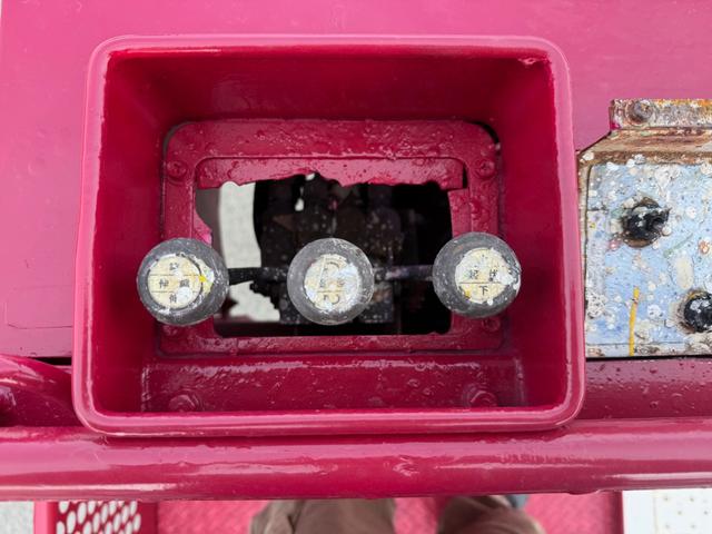 エルフトラック 作業床12.3m 高所作業車 バケット200kg 高床 5速MT アワーメーター6551.1h 左電格ミラー (株)エスマック製 130馬力 ターボ無し MT 2トン車 2トンベース 高車 ミッション マニュアル 130馬力 4HL1 伸縮ブーム型(30枚目)