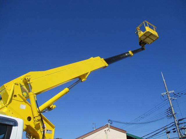 キャンター 作業床高１２ｍ　高所作業車　バケット２００ｋｇ　高床　５ＭＴ　積載１５０ｋｇ　作業半径９．８ｍ　アワーメーター４８８３．９ｈ　左電格ミラー　ＥＴＣ　荷台塗装　坂道発進補助装置　タダノ製　２トンベース　レベライザー　高所作業　トラック式　５速　５速ＭＴ　ＭＴ　架装（16枚目）