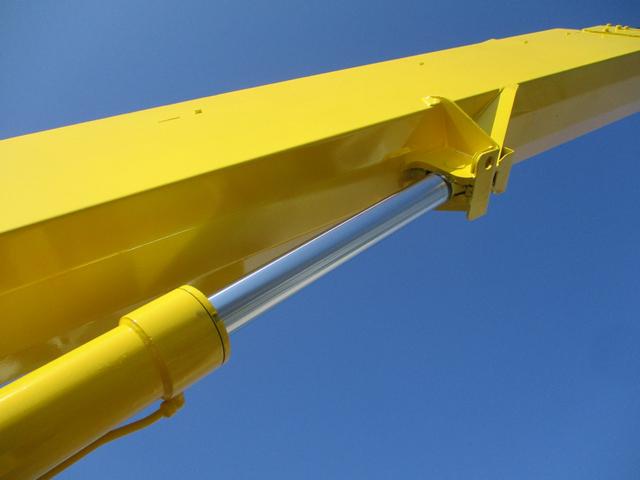 キャンター 作業床高１２ｍ　高所作業車　バケット２００ｋｇ　高床　５ＭＴ　積載１５０ｋｇ　作業半径９．８ｍ　アワーメーター４８８３．９ｈ　左電格ミラー　ＥＴＣ　荷台塗装　坂道発進補助装置　タダノ製　２トンベース　レベライザー　高所作業　トラック式　５速　５速ＭＴ　ＭＴ　架装（18枚目）