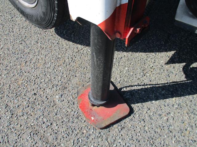 キャンター 作業床高１２ｍ　高所作業車　バケット２００ｋｇ　高床　５ＭＴ　積載１５０ｋｇ　作業半径９．８ｍ　アワーメーター４８８３．９ｈ　左電格ミラー　ＥＴＣ　荷台塗装　坂道発進補助装置　タダノ製　２トンベース　レベライザー　高所作業　トラック式　５速　５速ＭＴ　ＭＴ　架装（27枚目）