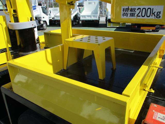 キャンター 作業床高１２ｍ　高所作業車　バケット２００ｋｇ　高床　５ＭＴ　積載１５０ｋｇ　作業半径９．８ｍ　アワーメーター４８８３．９ｈ　左電格ミラー　ＥＴＣ　荷台塗装　坂道発進補助装置　タダノ製　２トンベース　レベライザー　高所作業　トラック式　５速　５速ＭＴ　ＭＴ　架装（31枚目）