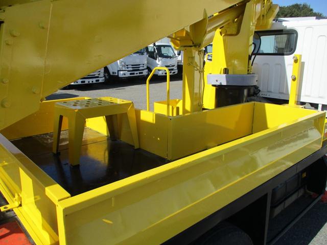 キャンター 作業床高１２ｍ　高所作業車　バケット２００ｋｇ　高床　５ＭＴ　積載１５０ｋｇ　作業半径９．８ｍ　アワーメーター４８８３．９ｈ　左電格ミラー　ＥＴＣ　荷台塗装　坂道発進補助装置　タダノ製　２トンベース　レベライザー　高所作業　トラック式　５速　５速ＭＴ　ＭＴ　架装（32枚目）
