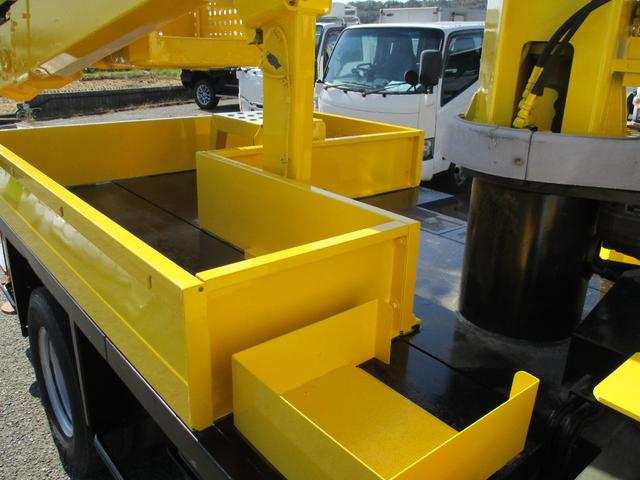 キャンター 作業床高１２ｍ　高所作業車　バケット２００ｋｇ　高床　５ＭＴ　積載１５０ｋｇ　作業半径９．８ｍ　アワーメーター４８８３．９ｈ　左電格ミラー　ＥＴＣ　荷台塗装　坂道発進補助装置　タダノ製　２トンベース　レベライザー　高所作業　トラック式　５速　５速ＭＴ　ＭＴ　架装（33枚目）