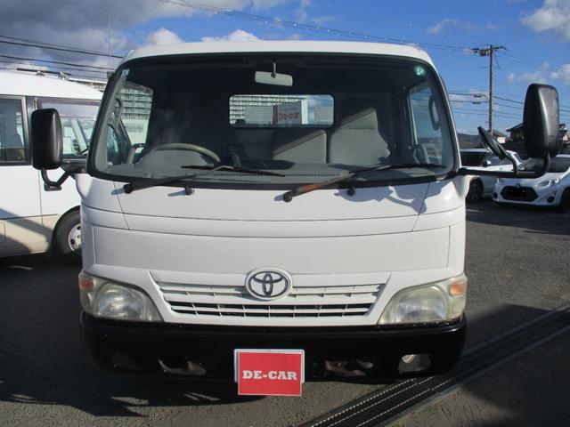 ダイナトラック ２トン　積載車　全低床　５ＭＴ　花見台製　ウインチ　リモコン　荷寸５５２／２０７　　レベライザー　路肩灯　両側オーバーヘッドコンソール　スペアタイヤ　取扱説明書　３トン　２トンベース　２トン車　ミッション　マニュアル　ＭＴ　車両運搬車（4枚目）