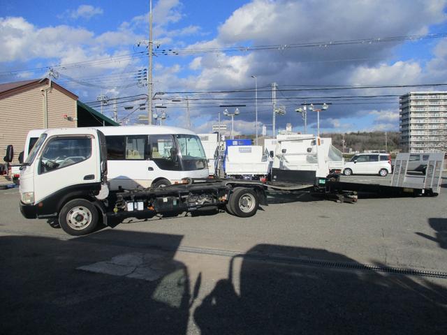 ダイナトラック ２トン　積載車　全低床　５ＭＴ　花見台製　ウインチ　リモコン　荷寸５５２／２０７　　レベライザー　路肩灯　両側オーバーヘッドコンソール　スペアタイヤ　取扱説明書　３トン　２トンベース　２トン車　ミッション　マニュアル　ＭＴ　車両運搬車（8枚目）