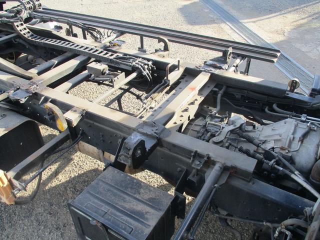 ダイナトラック ２トン　積載車　全低床　５ＭＴ　花見台製　ウインチ　リモコン　荷寸５５２／２０７　　レベライザー　路肩灯　両側オーバーヘッドコンソール　スペアタイヤ　取扱説明書　３トン　２トンベース　２トン車　ミッション　マニュアル　ＭＴ　車両運搬車（9枚目）