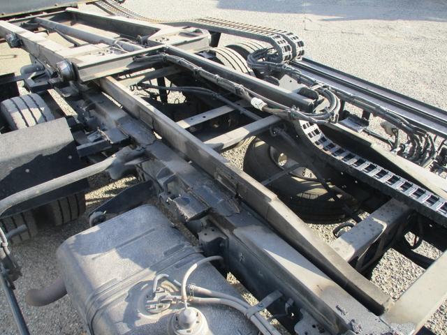 ダイナトラック ２トン　積載車　全低床　５ＭＴ　花見台製　ウインチ　リモコン　荷寸５５２／２０７　　レベライザー　路肩灯　両側オーバーヘッドコンソール　スペアタイヤ　取扱説明書　３トン　２トンベース　２トン車　ミッション　マニュアル　ＭＴ　車両運搬車（10枚目）