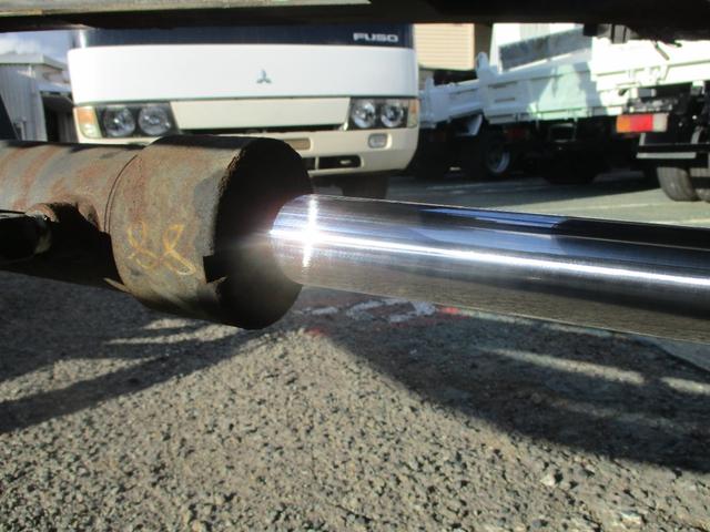 ダイナトラック ２トン　積載車　全低床　５ＭＴ　花見台製　ウインチ　リモコン　荷寸５５２／２０７　　レベライザー　路肩灯　両側オーバーヘッドコンソール　スペアタイヤ　取扱説明書　３トン　２トンベース　２トン車　ミッション　マニュアル　ＭＴ　車両運搬車（12枚目）