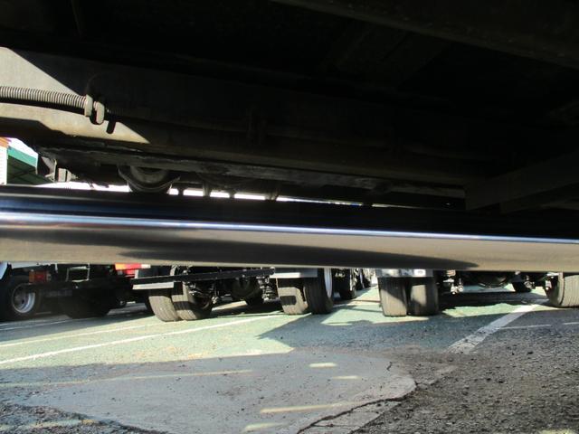 ダイナトラック ２トン　積載車　全低床　５ＭＴ　花見台製　ウインチ　リモコン　荷寸５５２／２０７　　レベライザー　路肩灯　両側オーバーヘッドコンソール　スペアタイヤ　取扱説明書　３トン　２トンベース　２トン車　ミッション　マニュアル　ＭＴ　車両運搬車（14枚目）