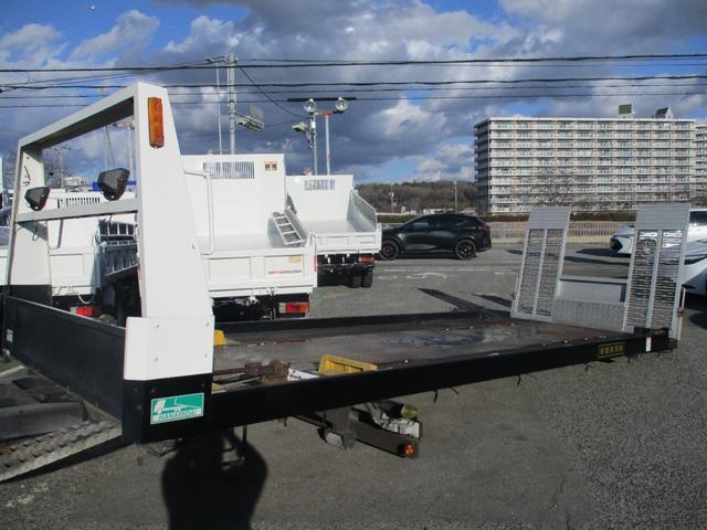 ダイナトラック ２トン　積載車　全低床　５ＭＴ　花見台製　ウインチ　リモコン　荷寸５５２／２０７　　レベライザー　路肩灯　両側オーバーヘッドコンソール　スペアタイヤ　取扱説明書　３トン　２トンベース　２トン車　ミッション　マニュアル　ＭＴ　車両運搬車（15枚目）