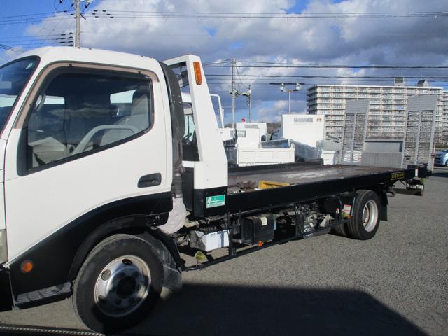 ダイナトラック ２トン　積載車　全低床　５ＭＴ　花見台製　ウインチ　リモコン　荷寸５５２／２０７　　レベライザー　路肩灯　両側オーバーヘッドコンソール　スペアタイヤ　取扱説明書　３トン　２トンベース　２トン車　ミッション　マニュアル　ＭＴ　車両運搬車（18枚目）