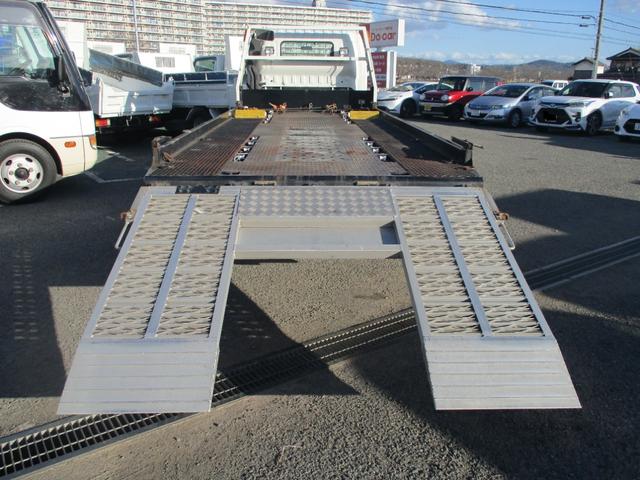 ダイナトラック ２トン　積載車　全低床　５ＭＴ　花見台製　ウインチ　リモコン　荷寸５５２／２０７　　レベライザー　路肩灯　両側オーバーヘッドコンソール　スペアタイヤ　取扱説明書　３トン　２トンベース　２トン車　ミッション　マニュアル　ＭＴ　車両運搬車（24枚目）