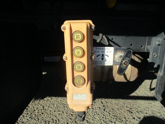 ダイナトラック ２トン　積載車　全低床　５ＭＴ　花見台製　ウインチ　リモコン　荷寸５５２／２０７　　レベライザー　路肩灯　両側オーバーヘッドコンソール　スペアタイヤ　取扱説明書　３トン　２トンベース　２トン車　ミッション　マニュアル　ＭＴ　車両運搬車（27枚目）