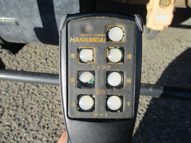 ダイナトラック ２トン　積載車　全低床　５ＭＴ　花見台製　ウインチ　リモコン　荷寸５５２／２０７　　レベライザー　路肩灯　両側オーバーヘッドコンソール　スペアタイヤ　取扱説明書　３トン　２トンベース　２トン車　ミッション　マニュアル　ＭＴ　車両運搬車（28枚目）