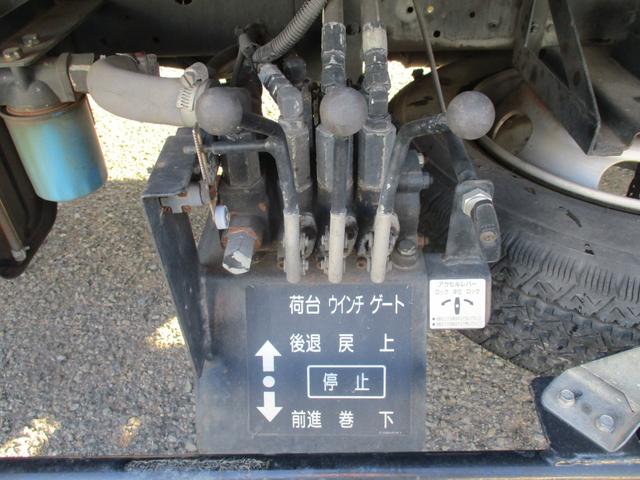 ダイナトラック ２トン　積載車　全低床　５ＭＴ　花見台製　ウインチ　リモコン　荷寸５５２／２０７　　レベライザー　路肩灯　両側オーバーヘッドコンソール　スペアタイヤ　取扱説明書　３トン　２トンベース　２トン車　ミッション　マニュアル　ＭＴ　車両運搬車（29枚目）