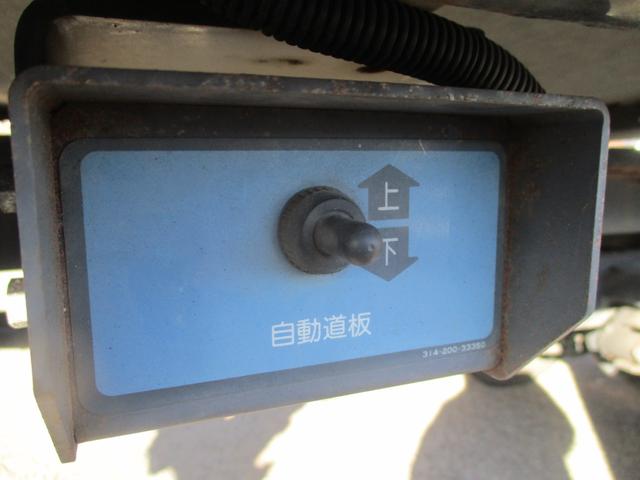 ダイナトラック ２トン　積載車　全低床　５ＭＴ　花見台製　ウインチ　リモコン　荷寸５５２／２０７　　レベライザー　路肩灯　両側オーバーヘッドコンソール　スペアタイヤ　取扱説明書　３トン　２トンベース　２トン車　ミッション　マニュアル　ＭＴ　車両運搬車（30枚目）