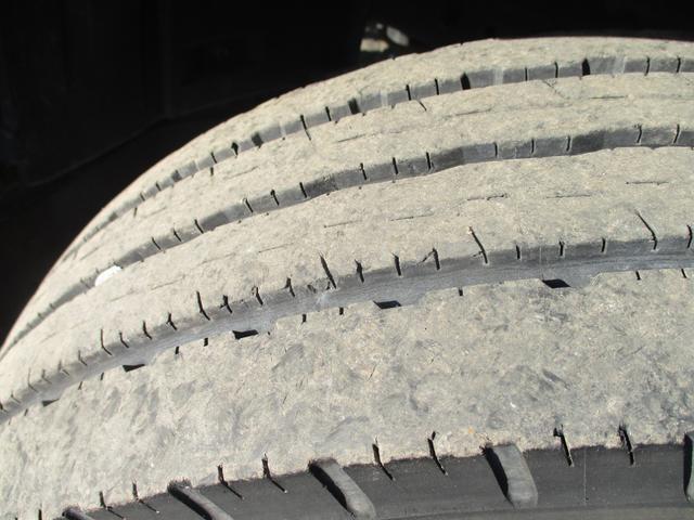 ダイナトラック ２トン　積載車　全低床　５ＭＴ　花見台製　ウインチ　リモコン　荷寸５５２／２０７　　レベライザー　路肩灯　両側オーバーヘッドコンソール　スペアタイヤ　取扱説明書　３トン　２トンベース　２トン車　ミッション　マニュアル　ＭＴ　車両運搬車（31枚目）