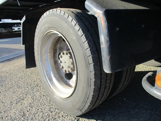 ダイナトラック ２トン　積載車　全低床　５ＭＴ　花見台製　ウインチ　リモコン　荷寸５５２／２０７　　レベライザー　路肩灯　両側オーバーヘッドコンソール　スペアタイヤ　取扱説明書　３トン　２トンベース　２トン車　ミッション　マニュアル　ＭＴ　車両運搬車（32枚目）