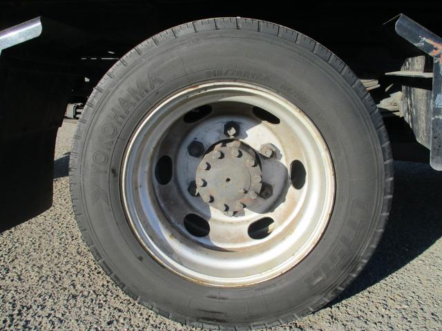 ダイナトラック ２トン　積載車　全低床　５ＭＴ　花見台製　ウインチ　リモコン　荷寸５５２／２０７　　レベライザー　路肩灯　両側オーバーヘッドコンソール　スペアタイヤ　取扱説明書　３トン　２トンベース　２トン車　ミッション　マニュアル　ＭＴ　車両運搬車（33枚目）