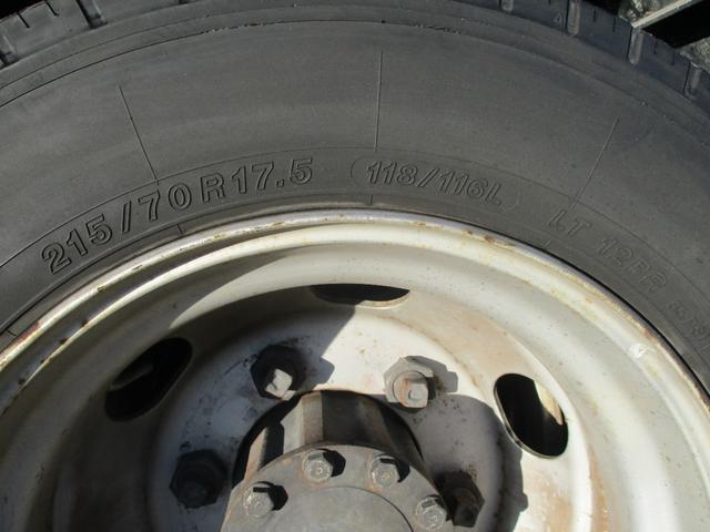 ダイナトラック ２トン　積載車　全低床　５ＭＴ　花見台製　ウインチ　リモコン　荷寸５５２／２０７　　レベライザー　路肩灯　両側オーバーヘッドコンソール　スペアタイヤ　取扱説明書　３トン　２トンベース　２トン車　ミッション　マニュアル　ＭＴ　車両運搬車（34枚目）