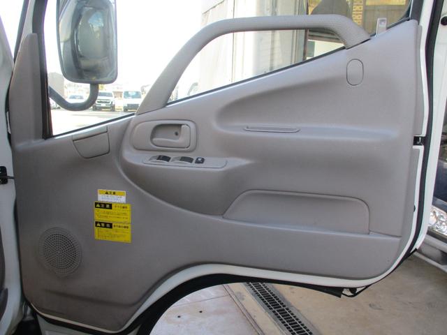 ダイナトラック ２トン　積載車　全低床　５ＭＴ　花見台製　ウインチ　リモコン　荷寸５５２／２０７　　レベライザー　路肩灯　両側オーバーヘッドコンソール　スペアタイヤ　取扱説明書　３トン　２トンベース　２トン車　ミッション　マニュアル　ＭＴ　車両運搬車（39枚目）