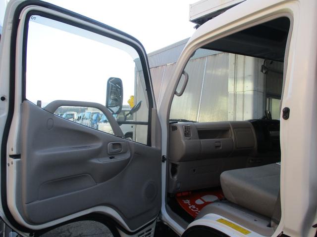 ダイナトラック ２トン　積載車　全低床　５ＭＴ　花見台製　ウインチ　リモコン　荷寸５５２／２０７　　レベライザー　路肩灯　両側オーバーヘッドコンソール　スペアタイヤ　取扱説明書　３トン　２トンベース　２トン車　ミッション　マニュアル　ＭＴ　車両運搬車（40枚目）