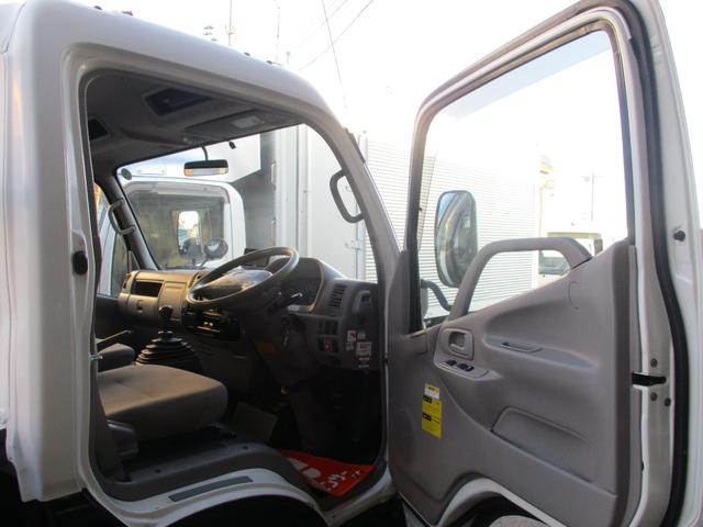 ダイナトラック ２トン　積載車　全低床　５ＭＴ　花見台製　ウインチ　リモコン　荷寸５５２／２０７　　レベライザー　路肩灯　両側オーバーヘッドコンソール　スペアタイヤ　取扱説明書　３トン　２トンベース　２トン車　ミッション　マニュアル　ＭＴ　車両運搬車（41枚目）