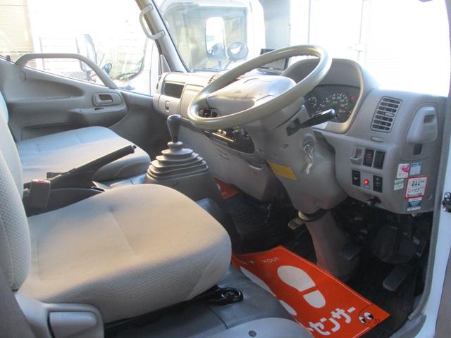 ダイナトラック ２トン　積載車　全低床　５ＭＴ　花見台製　ウインチ　リモコン　荷寸５５２／２０７　　レベライザー　路肩灯　両側オーバーヘッドコンソール　スペアタイヤ　取扱説明書　３トン　２トンベース　２トン車　ミッション　マニュアル　ＭＴ　車両運搬車（42枚目）