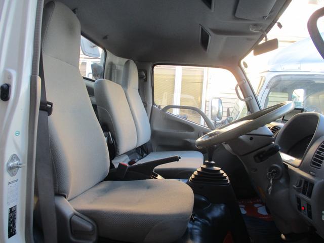 ダイナトラック ２トン　積載車　全低床　５ＭＴ　花見台製　ウインチ　リモコン　荷寸５５２／２０７　　レベライザー　路肩灯　両側オーバーヘッドコンソール　スペアタイヤ　取扱説明書　３トン　２トンベース　２トン車　ミッション　マニュアル　ＭＴ　車両運搬車（43枚目）