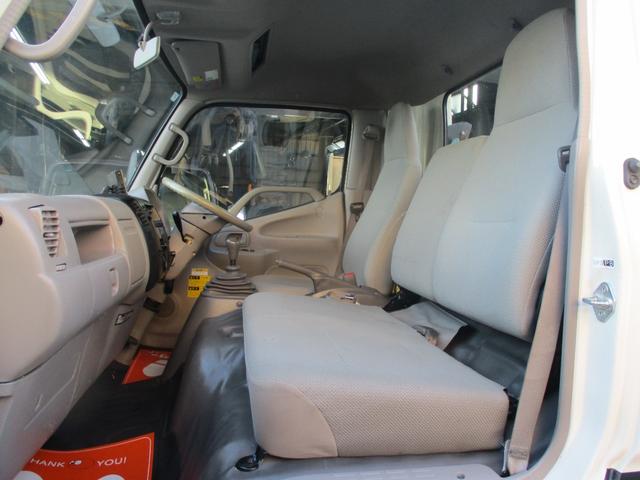 ダイナトラック ２トン　積載車　全低床　５ＭＴ　花見台製　ウインチ　リモコン　荷寸５５２／２０７　　レベライザー　路肩灯　両側オーバーヘッドコンソール　スペアタイヤ　取扱説明書　３トン　２トンベース　２トン車　ミッション　マニュアル　ＭＴ　車両運搬車（52枚目）