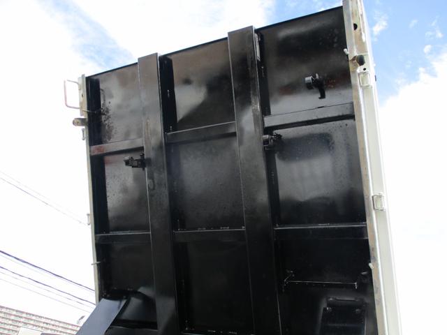 デュトロ ３トン　強化ダンプ　高床　５ＭＴ　コボレーン　ピン加工２箇所　荷寸３０４－１５９－３７　極東ＤＤ０２－３１　荷台塗装　ＥＴＣ　１３６馬力　Ｎ０４Ｃエンジン　地上高９７．８ｃｍ　３トンダンプ　強化　ダンプ　３トン車　２トンベース　架装　４ナンバー（16枚目）