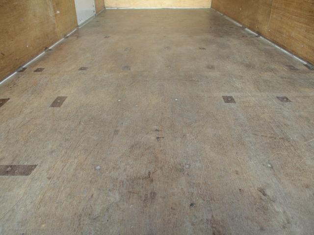 エルフトラック ２．９５トン　バン　全低床　ＭＴ　荷寸４４６－１７７－２１５　サイドドア　バックカメラ　ラッシングレール２段　左電格ミラー　リア観音扉　日本フルハーフ製　２トン車　２トンベース　３トン車　バン　箱　箱車　１ナンバー　標準ロング　架装　６速ＭＴ　中古バン　中古車（17枚目）