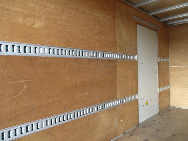 エルフトラック ２．９５トン　バン　全低床　ＭＴ　荷寸４４６－１７７－２１５　サイドドア　バックカメラ　ラッシングレール２段　左電格ミラー　リア観音扉　日本フルハーフ製　２トン車　２トンベース　３トン車　バン　箱　箱車　１ナンバー　標準ロング　架装　６速ＭＴ　中古バン　中古車（18枚目）