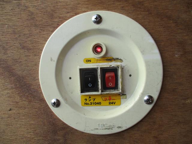 エルフトラック ２．９５トン　バン　全低床　ＭＴ　荷寸４４６－１７７－２１５　サイドドア　バックカメラ　ラッシングレール２段　左電格ミラー　リア観音扉　日本フルハーフ製　２トン車　２トンベース　３トン車　バン　箱　箱車　１ナンバー　標準ロング　架装　６速ＭＴ　中古バン　中古車（20枚目）