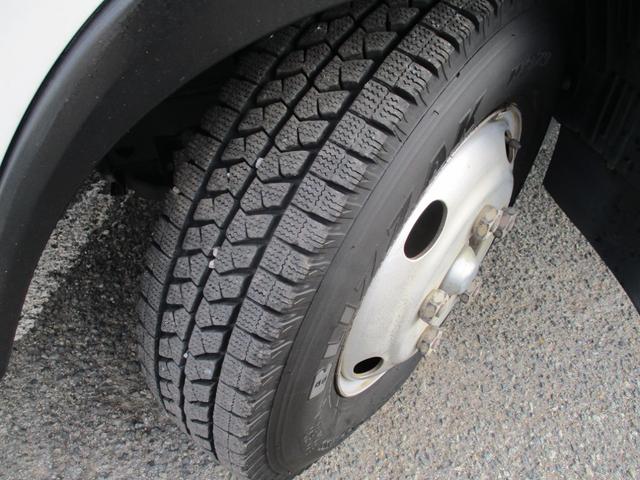 エルフトラック ２．９５トン　バン　全低床　ＭＴ　荷寸４４６－１７７－２１５　サイドドア　バックカメラ　ラッシングレール２段　左電格ミラー　リア観音扉　日本フルハーフ製　２トン車　２トンベース　３トン車　バン　箱　箱車　１ナンバー　標準ロング　架装　６速ＭＴ　中古バン　中古車（23枚目）