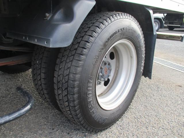 エルフトラック ２．９５トン　バン　全低床　ＭＴ　荷寸４４６－１７７－２１５　サイドドア　バックカメラ　ラッシングレール２段　左電格ミラー　リア観音扉　日本フルハーフ製　２トン車　２トンベース　３トン車　バン　箱　箱車　１ナンバー　標準ロング　架装　６速ＭＴ　中古バン　中古車（24枚目）