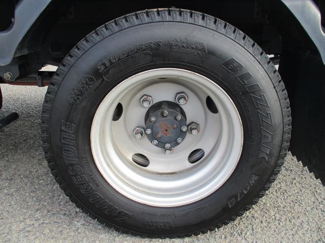 エルフトラック ２．９５トン　バン　全低床　ＭＴ　荷寸４４６－１７７－２１５　サイドドア　バックカメラ　ラッシングレール２段　左電格ミラー　リア観音扉　日本フルハーフ製　２トン車　２トンベース　３トン車　バン　箱　箱車　１ナンバー　標準ロング　架装　６速ＭＴ　中古バン　中古車（25枚目）