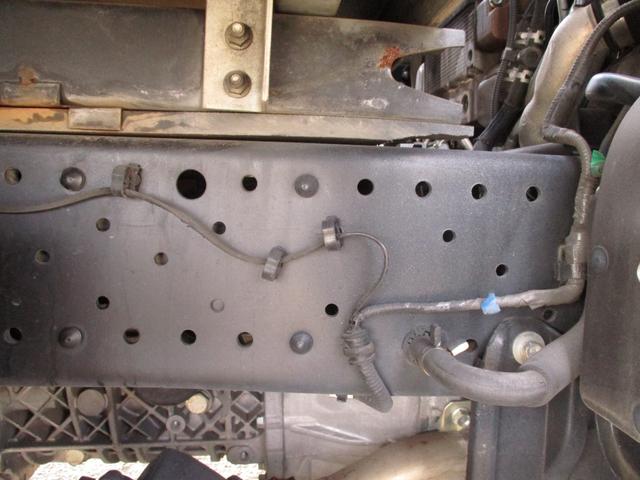 エルフトラック ２．９５トン　バン　全低床　ＭＴ　荷寸４４６－１７７－２１５　サイドドア　バックカメラ　ラッシングレール２段　左電格ミラー　リア観音扉　日本フルハーフ製　２トン車　２トンベース　３トン車　バン　箱　箱車　１ナンバー　標準ロング　架装　６速ＭＴ　中古バン　中古車（28枚目）