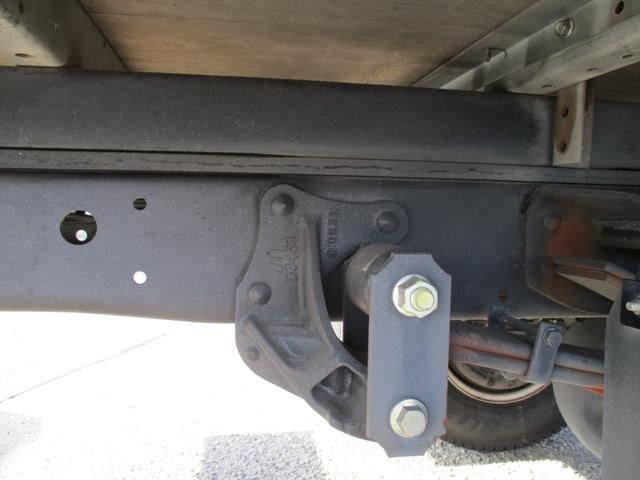 エルフトラック ２．９５トン　バン　全低床　ＭＴ　荷寸４４６－１７７－２１５　サイドドア　バックカメラ　ラッシングレール２段　左電格ミラー　リア観音扉　日本フルハーフ製　２トン車　２トンベース　３トン車　バン　箱　箱車　１ナンバー　標準ロング　架装　６速ＭＴ　中古バン　中古車（29枚目）