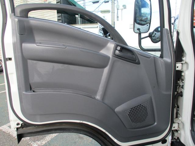 エルフトラック ２．９５トン　バン　全低床　ＭＴ　荷寸４４６－１７７－２１５　サイドドア　バックカメラ　ラッシングレール２段　左電格ミラー　リア観音扉　日本フルハーフ製　２トン車　２トンベース　３トン車　バン　箱　箱車　１ナンバー　標準ロング　架装　６速ＭＴ　中古バン　中古車（31枚目）