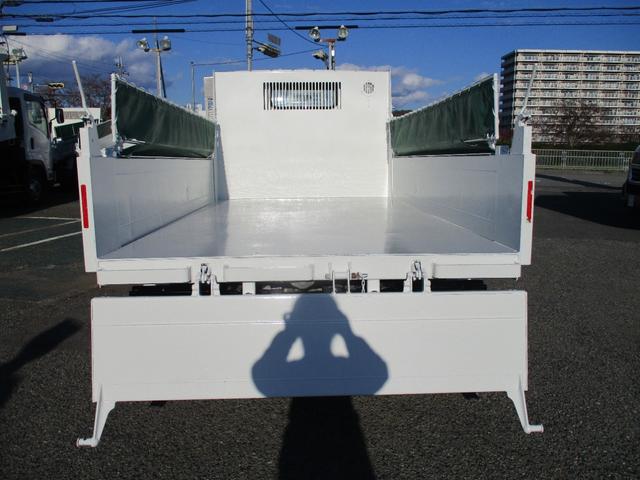 キャンター ３トン　強化ダンプ　全低床　５ＭＴ　コボレーン　ピン加工　あゆみ掛け　ロープフック　メッキパーツ　左電格ミラー　新明和ＤＲ２－１００１ＳＹ　　３トンダンプ　３トン車　２トンベース　ダンプ　新明和ダンプ　新明和　２トン　ダンプ（14枚目）