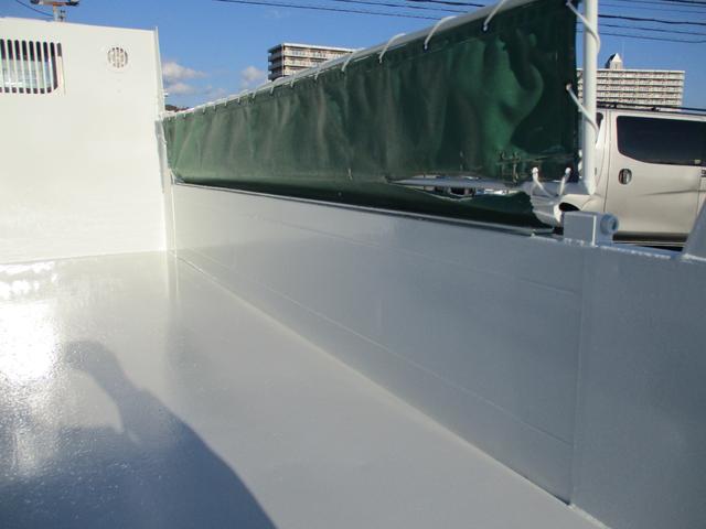 キャンター ３トン　強化ダンプ　全低床　５ＭＴ　コボレーン　ピン加工　あゆみ掛け　ロープフック　メッキパーツ　左電格ミラー　新明和ＤＲ２－１００１ＳＹ　　３トンダンプ　３トン車　２トンベース　ダンプ　新明和ダンプ　新明和　２トン　ダンプ（16枚目）