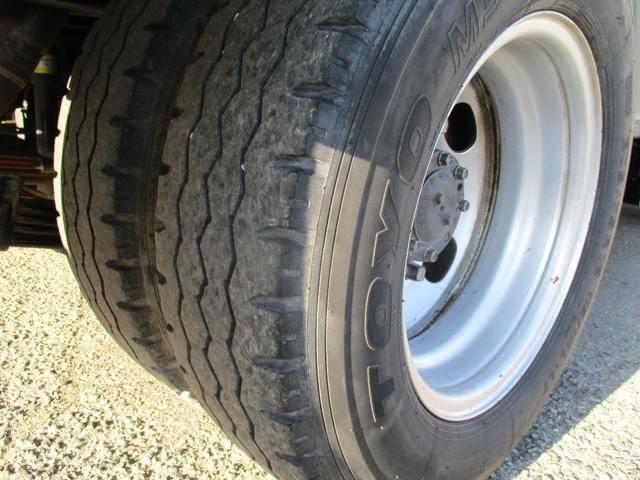 キャンター ３トン　強化ダンプ　全低床　５ＭＴ　コボレーン　ピン加工　あゆみ掛け　ロープフック　メッキパーツ　左電格ミラー　新明和ＤＲ２－１００１ＳＹ　　３トンダンプ　３トン車　２トンベース　ダンプ　新明和ダンプ　新明和　２トン　ダンプ（22枚目）