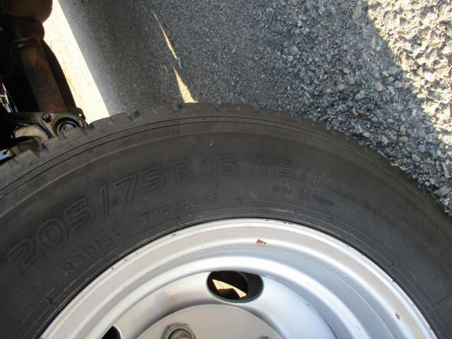 キャンター ３トン　強化ダンプ　全低床　５ＭＴ　コボレーン　ピン加工　あゆみ掛け　ロープフック　メッキパーツ　左電格ミラー　新明和ＤＲ２－１００１ＳＹ　　３トンダンプ　３トン車　２トンベース　ダンプ　新明和ダンプ　新明和　２トン　ダンプ（23枚目）