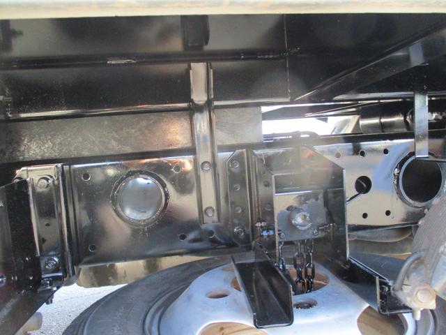 キャンター ３トン　強化ダンプ　全低床　５ＭＴ　コボレーン　ピン加工　あゆみ掛け　ロープフック　メッキパーツ　左電格ミラー　新明和ＤＲ２－１００１ＳＹ　　３トンダンプ　３トン車　２トンベース　ダンプ　新明和ダンプ　新明和　２トン　ダンプ（24枚目）